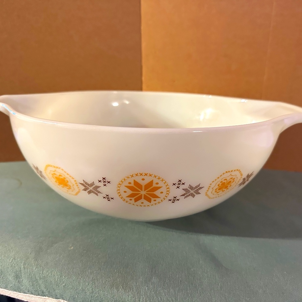 4qt Town & Country Pyrex Bowl